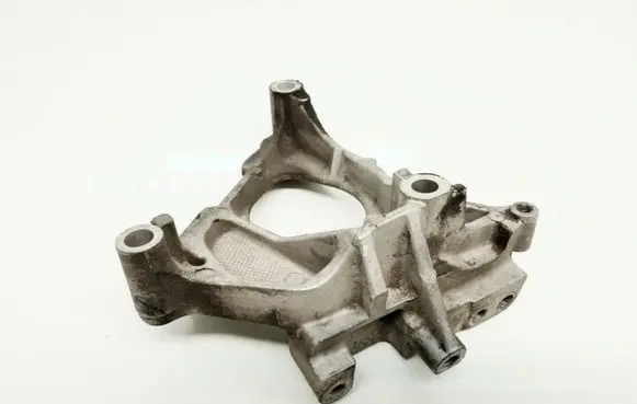 Nissan Primera Engine mounting bracket
