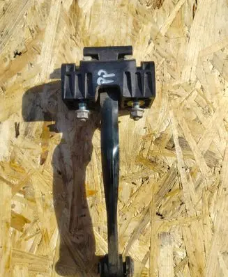 Opel Astra H Front door check strap stopper 13107175