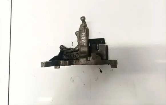 Engine mounting bracket
