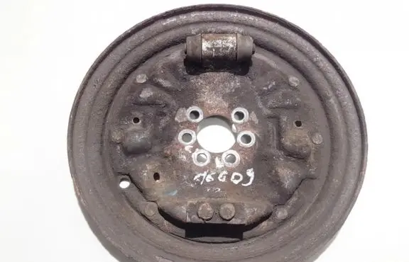 Volkswagen PASSAT B3 Rear brake disc plate dust cover 
