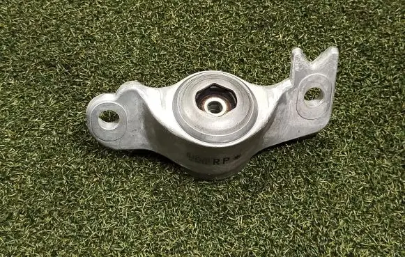 Opel Insignia A Front shock absorber mounting bracket 39112227