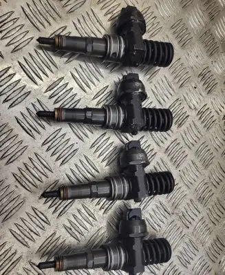 Volkswagen Golf V Fuel injectors set 038130073BN 0414720313