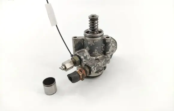 Volkswagen Golf V Fuel injection high pressure pump 03C127025R