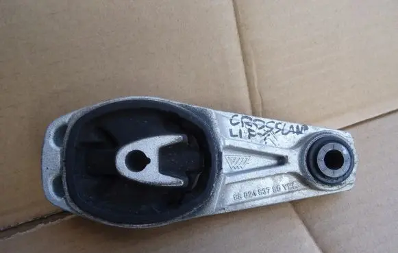 Opel Crossland X Engine mount bracket 967300578