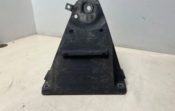 BMW 5 E60 E61 Engine mounting bracket 6761112 24168110