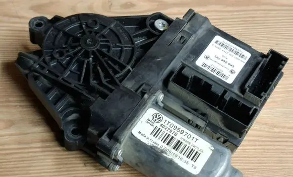 Volkswagen Caddy Front door window regulator motor 5K0959793 05075712 050510