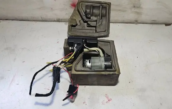 Mercedes-Benz A W168 Central locking vacuum pump 1688000348 A1688000035