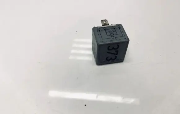 Volkswagen PASSAT B5 Other relay 8d0951253a 899313000