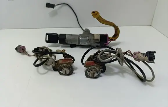 Audi A6 S6 C4 4A Lock set 4A0905851E