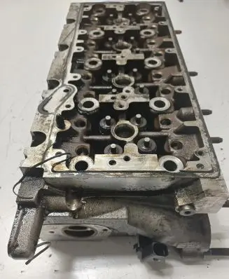 Volkswagen PASSAT B8 Engine head 04L103373E