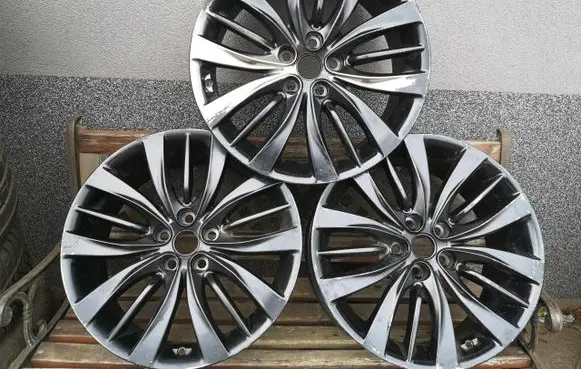 Hyundai Genesis R19 alloy rim 