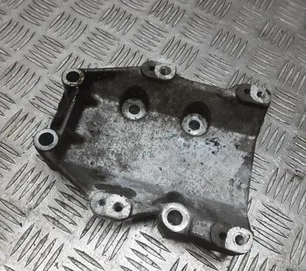 Engine mounting bracket