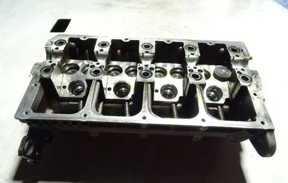 Volkswagen Touran I Engine head 038103373R