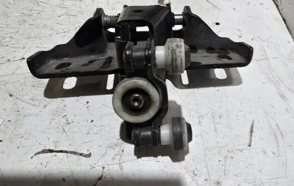 Mercedes-Benz Sprinter W907 W910 Sliding door middle roller runner a9107630100