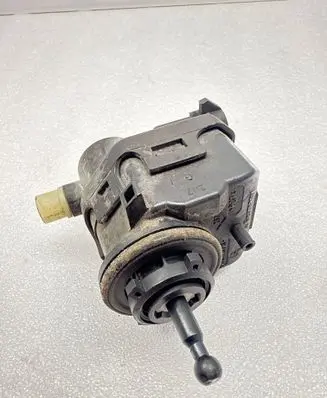 Renault Master II Headlight level adjustment motor 7700420737