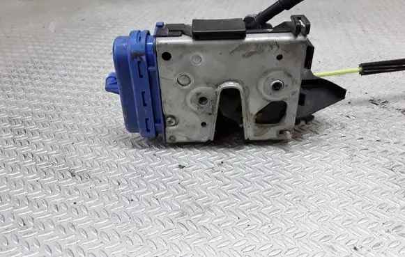 Audi A4 S4 B5 8D Rear door lock 8D0839016A