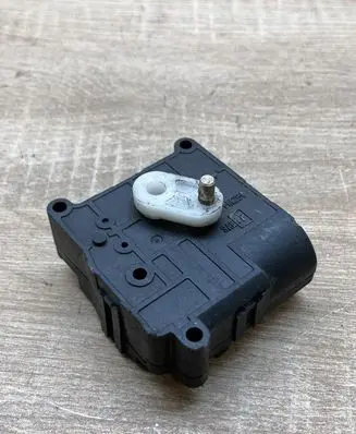Toyota Avensis T250 Air flap motor/actuator 1138002051
