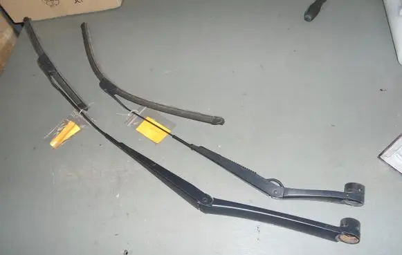 Hyundai Elantra Front wiper blade arm