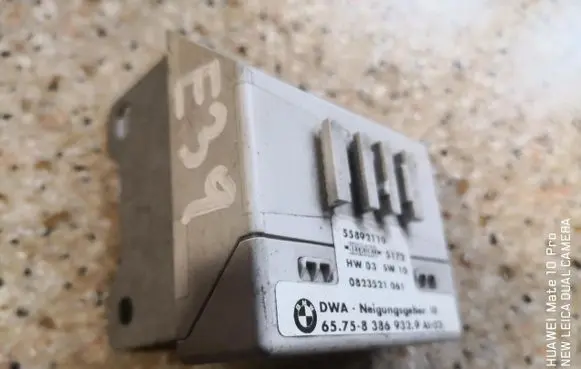 BMW 5 E39 Fuel pump relay 55892110