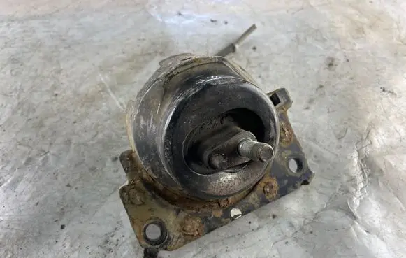 Toyota Land Cruiser (J120) Engine mount bracket