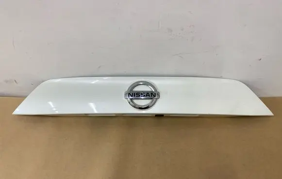 Nissan Qashqai Trunk door license plate light bar 908104ESXX