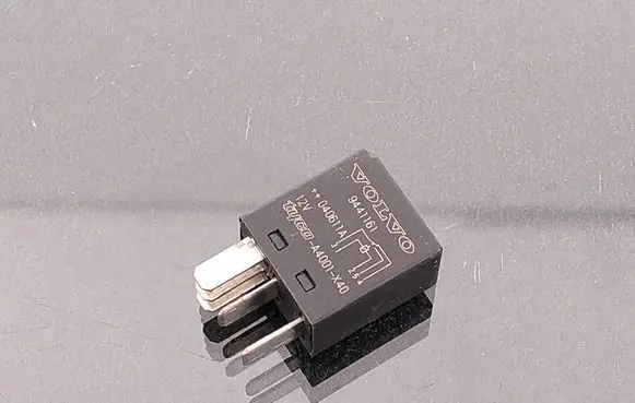 Volvo V70 Hazard warning light relay 9441161