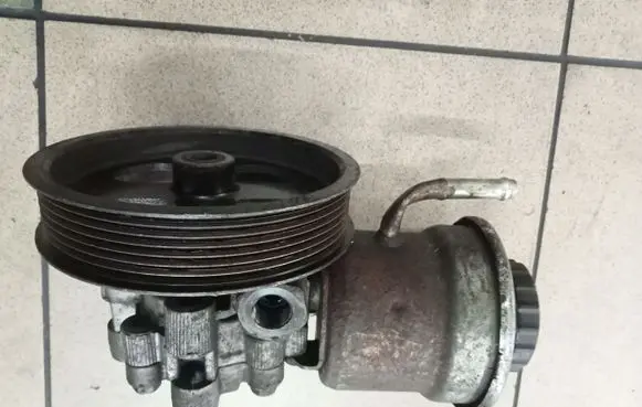 Toyota Avensis T250 Power steering pump