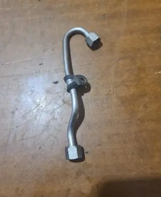 Volkswagen PASSAT B7 Fuel injector supply line/pipe 