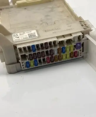 Toyota Yaris Fuse module 8273052K40 6K292386 4594