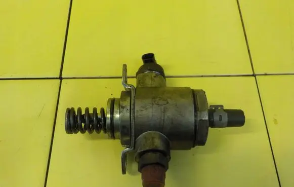 Audi A5 8T 8F Fuel injection high pressure pump 06J127025E CDN