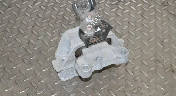 Mitsubishi Outlander Engine mount bracket