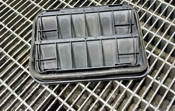 Renault Captur Quarter panel pressure vent 7700838358
