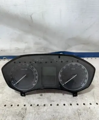 Skoda Octavia Mk2 (1Z) Speedometer (instrument cluster) 1Z0920810B V3562426 SKZ7Z0E3237559