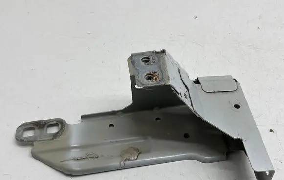 Headlight/headlamp mounting bracket
