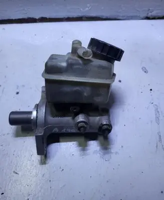 Mercedes-Benz A W168 Master brake cylinder 1684300102