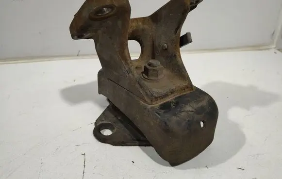 Toyota Hilux (N140, N150, N160, N170) Engine mount bracket 21315