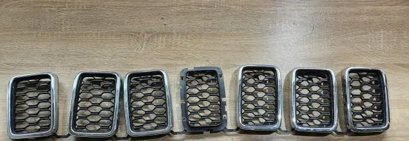 Jeep Grand Cherokee Front bumper upper radiator grill 68298567AA