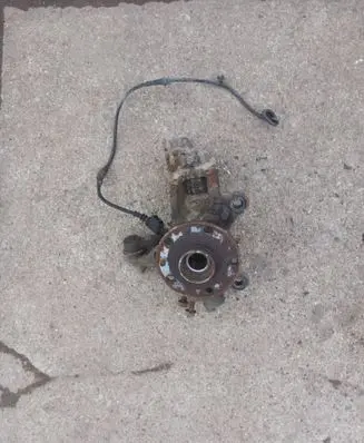 Volkswagen Touran I Front wheel hub spindle knuckle 