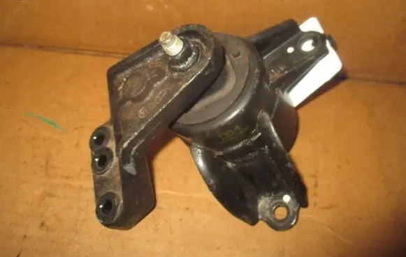 KIA Rio Gearbox mounting bracket Array