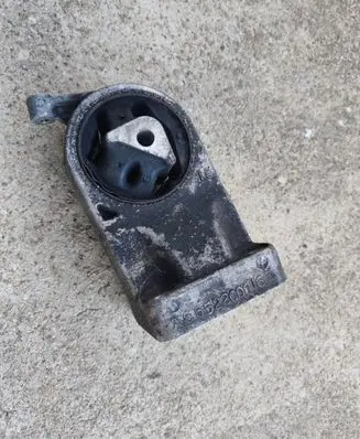 Engine mount bracket