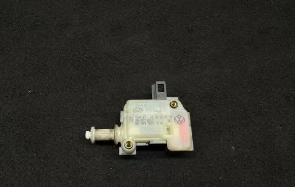 Volkswagen PASSAT B5.5 Tailgate boot lock/latch motor 3B5827061C 3B0959781D