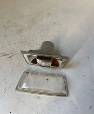 Opel Meriva B Front fender indicator light 13252456