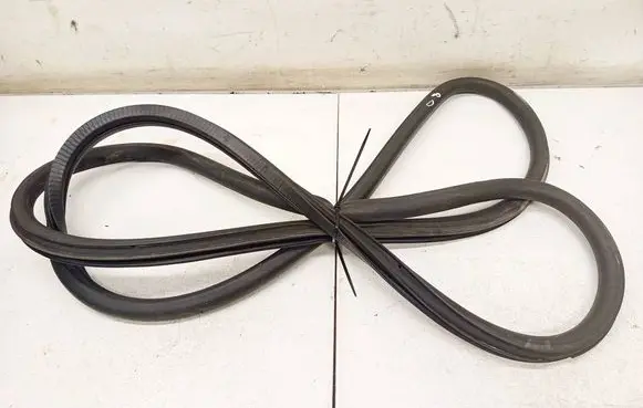 Skoda Octavia Mk2 (1Z) Rubber seal front coupe door 1Z0867365H