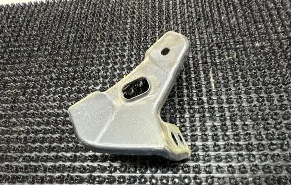 Volkswagen Sharan Fender mounting bracket