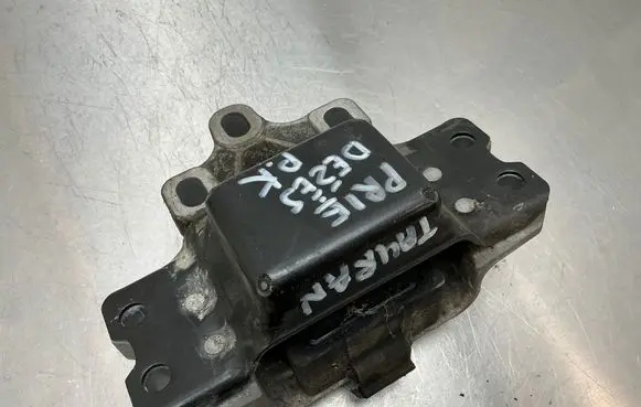 Volkswagen Touran I Engine mount bracket 1K0199555