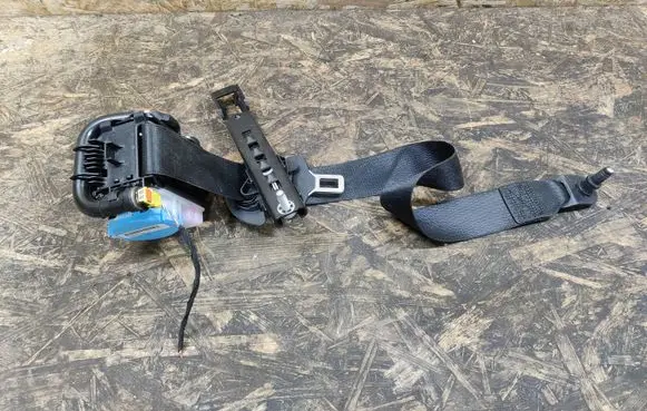 Mercedes-Benz B W246 W242 Front seatbelt A2468600285