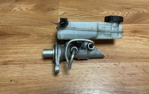 Renault Megane III Master brake cylinder 460910009R