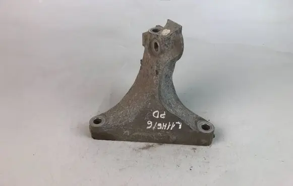Subaru Legacy Engine mounting bracket