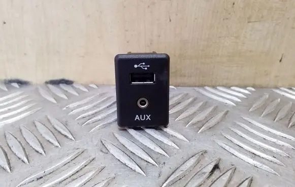 Nissan X-Trail T32 AUX in-socket connector 795405004