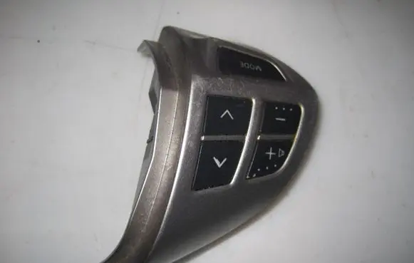 Mitsubishi Outlander Steering wheel buttons/switches 75B471
